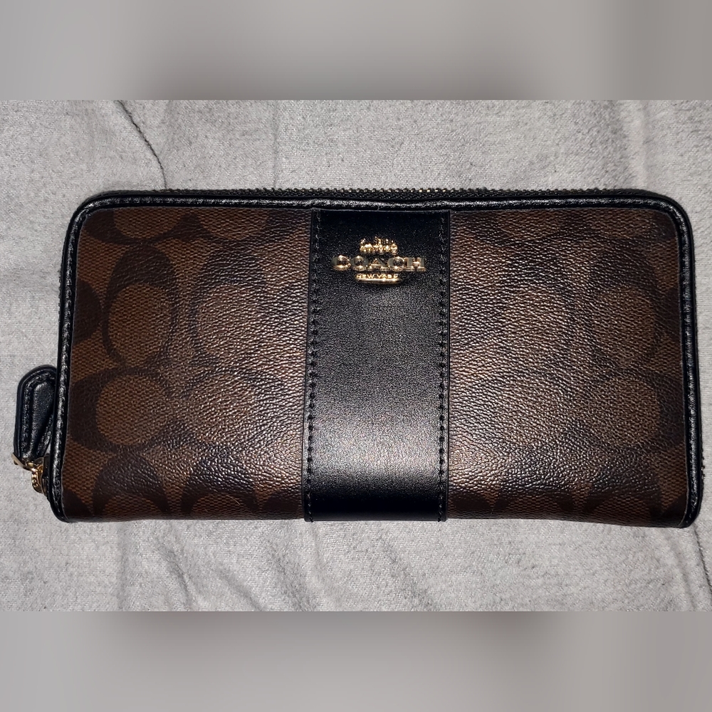 Coach Signature Accordion Zipper Wallet